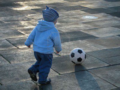 4563254-nino-jugando-pelota-de-futbol.jpg