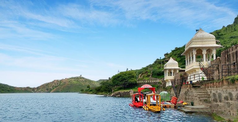 BadiLakeUdaipur.jpg