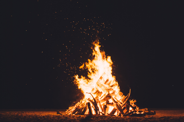 Summer-Solstice-and-White-Nights_big-bonfire.png