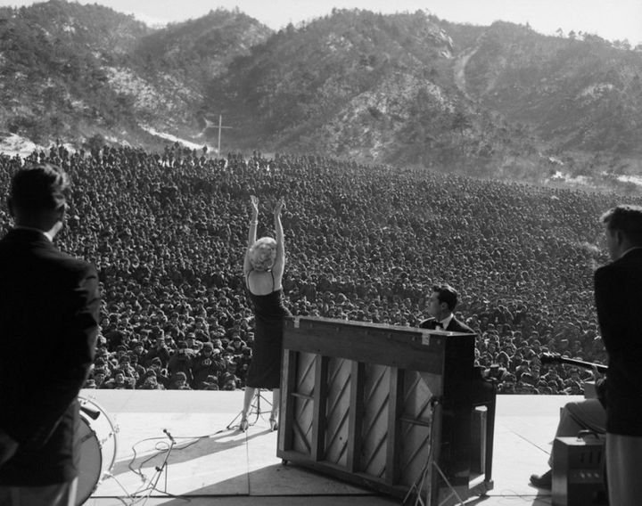 Marilyn Monroe actuando para miles de tropas aliadas en Corea.jpg