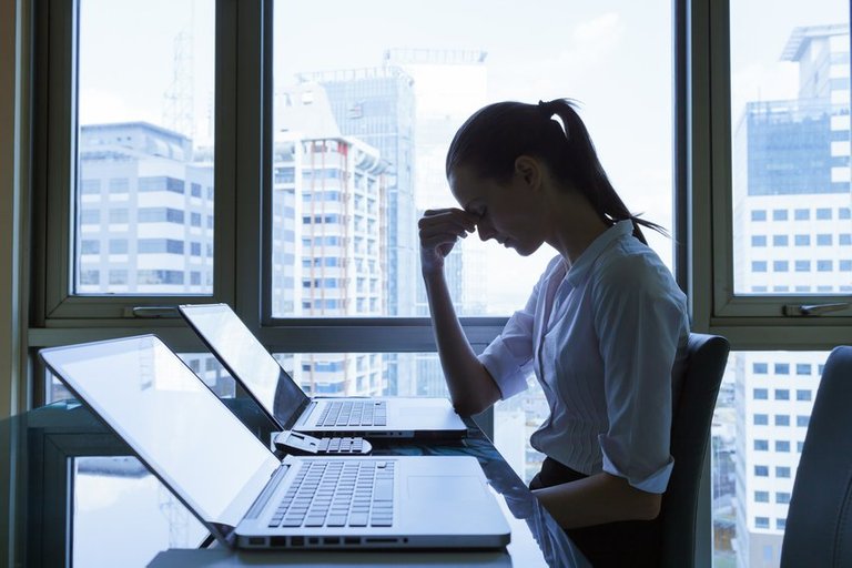 woman-at-work-brain-fog-cant-think-clearly.jpg