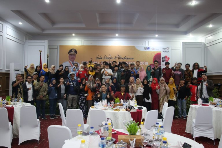 foto bersama habis pembukaan fsb 1.jpg