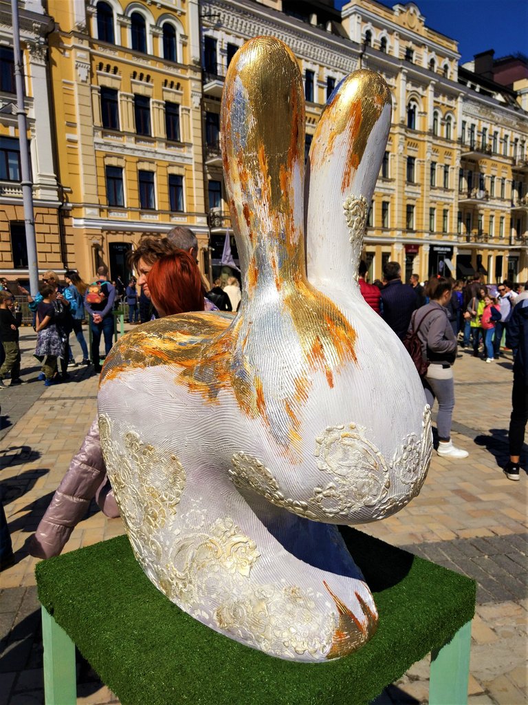 Пасхальный заяц_скульптура_Киев_2018.jpg