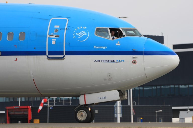 PH-BCA KLM -B738 WL.JPG