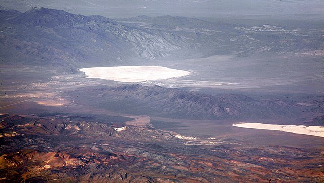 640px-Groom_Lake_and_Papoose_Lake.jpg