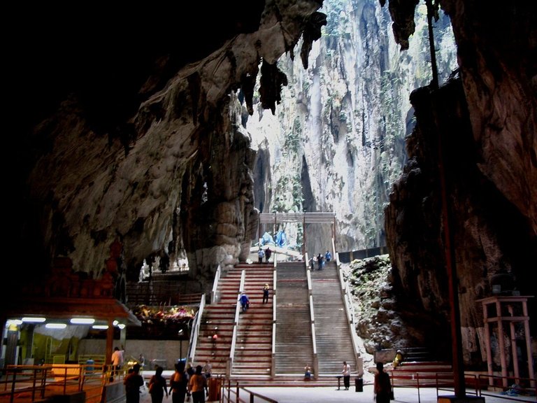 1280px-Batu_caves_-_Intérieur_de_la_grotte.jpg