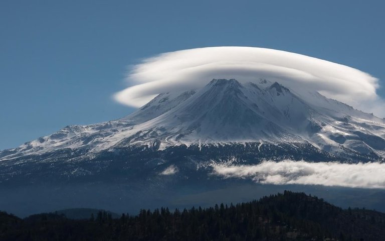 Mount Shasta Altocumulus Lenticularis.jpg