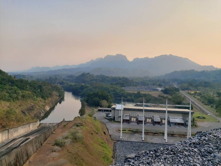 Vajiralongkorn Dam18.jpg