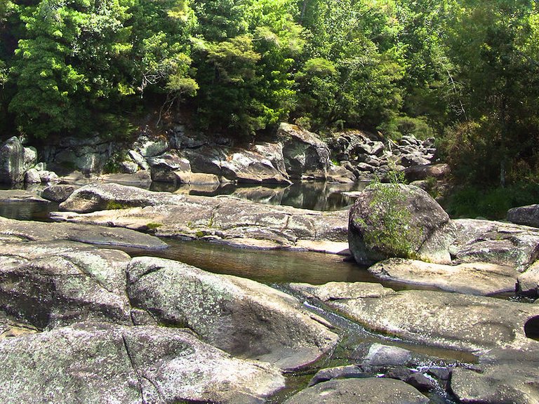 800px-1_abaconda_mclarren_falls_rocks_stream.jpg