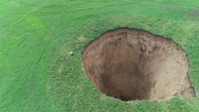 huge-crater-russia-july-2018-696x392.jpg