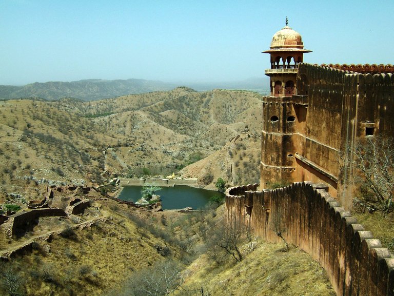 Rajasthan-Jaipur-Jaigarh-Fort-perimeter-walls-Apr-2004-01.jpg