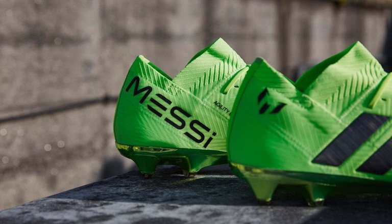 chaussures-adidas-Nemeziz-18-Messi-energy-mode-img1-1050x602.jpg