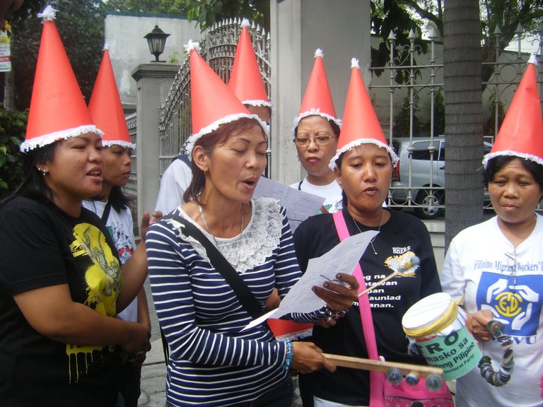 Migrante+Caloocan+and+Migrante+Hong+Kong+lead+the+caroling-743709.JPG