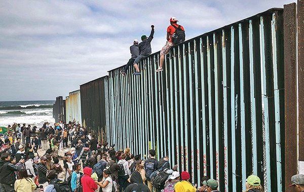 20180430-062120-MEXICO_MIGRANTS_CAR_86468.jpg