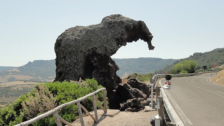 800px-Roccia_dell'Elefante_DSC01030_A.jpg