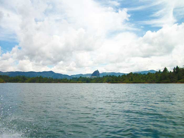 embalse-guatape-lancha.jpg