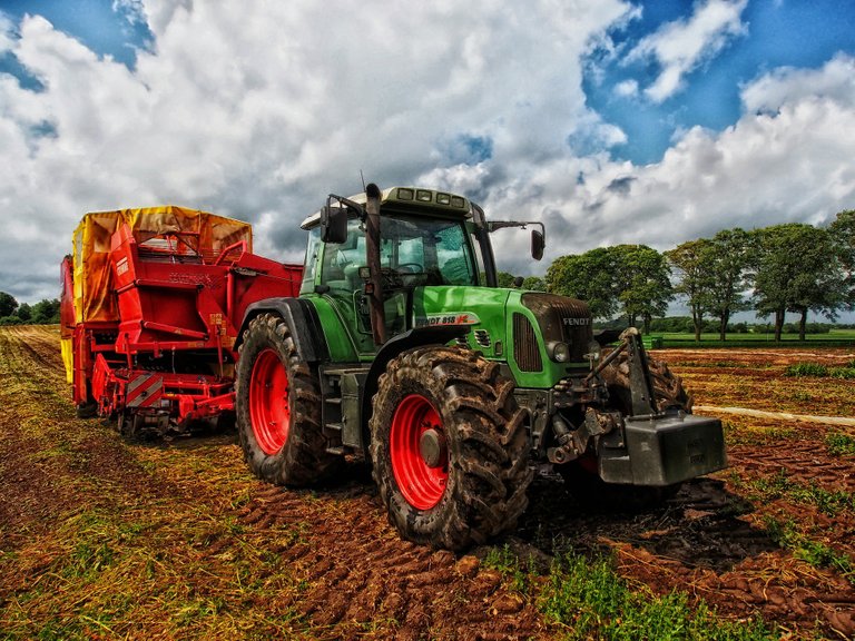 tractor-385681_1920.jpg