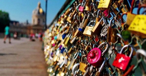 9. Archevêché Bridge (Padlock of Love).png