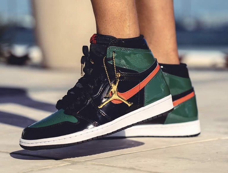 solefly-miami-art-basel-air-jordan-1-green-patent-leather-friends-family-on-feet-av3905-038-(1).jpg