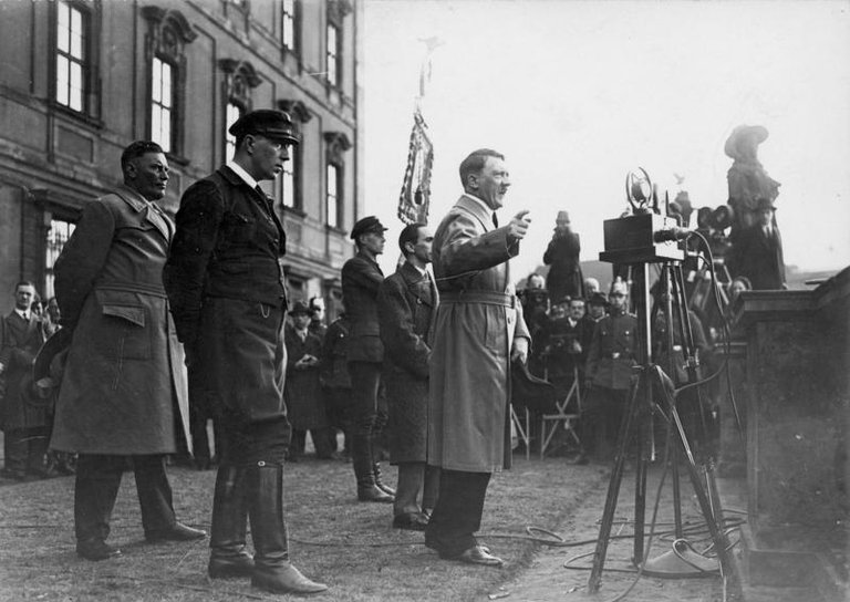 Bundesarchiv_Bild_102-14271B,_Reichspräsidentenwahl,_Ansprache_Adolf_Hitler.jpg