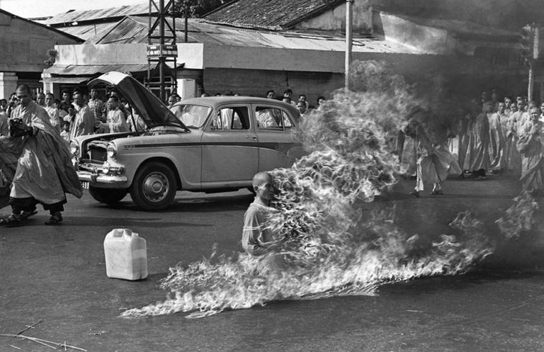 thich-quang-duc-burning-monk.jpg