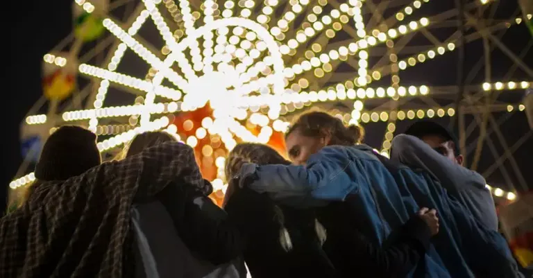 65651-friends-ferris-wheel-ccarlijeen.1200w.tn.webp