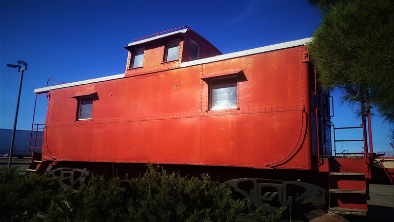 windows_of_rail_car.jpg