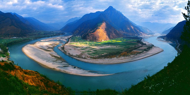 First-Bend-of-Yangtze-River.jpg