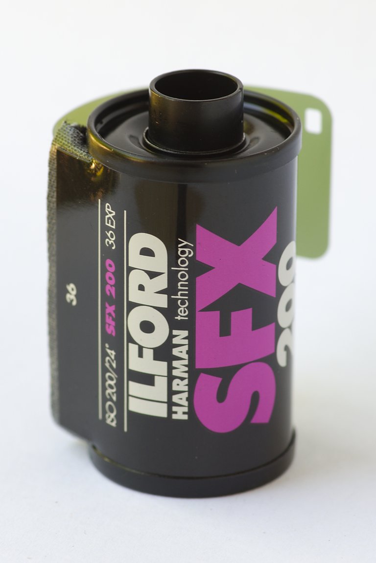 Ilford_SFX_200_135_film_cartridge_01.jpg