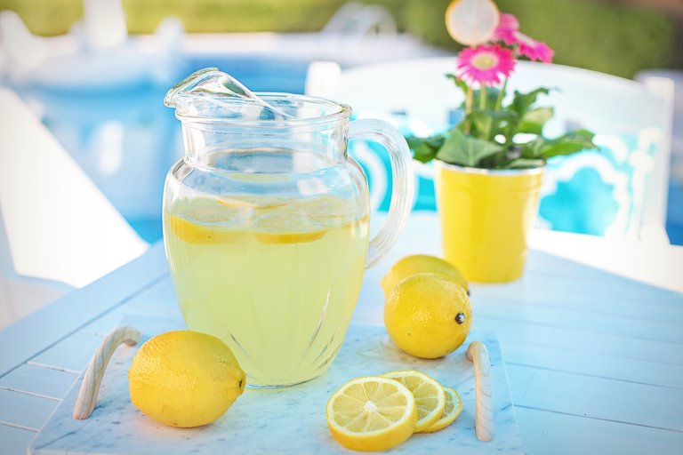 lemonade-3571083_1920.jpg