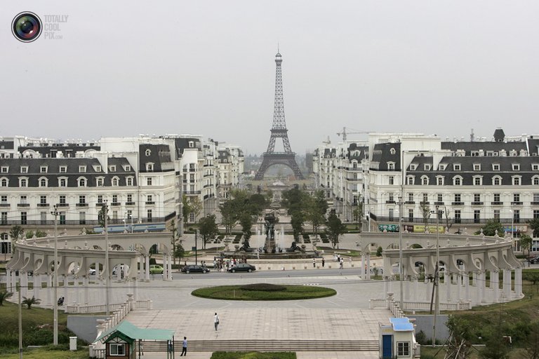 Tianducheng-Fake-Paris-In-CHina-Main-square.jpg