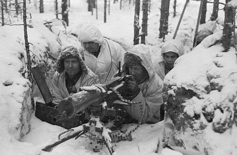 800px-A_Finnish_Maxim_M-32_machine_gun_nest_during_the_Winter_War.jpg