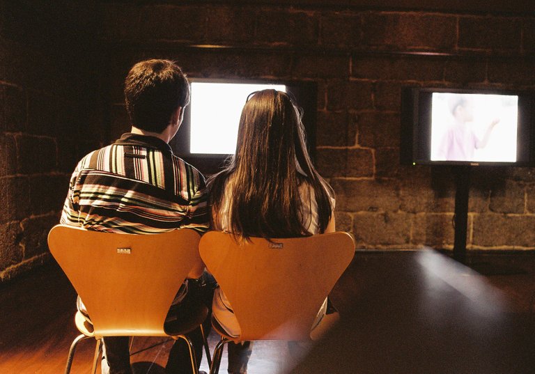 Couple_looking_at_tv_screen_@_Museu_da_imagem._Braga,_2011.jpg