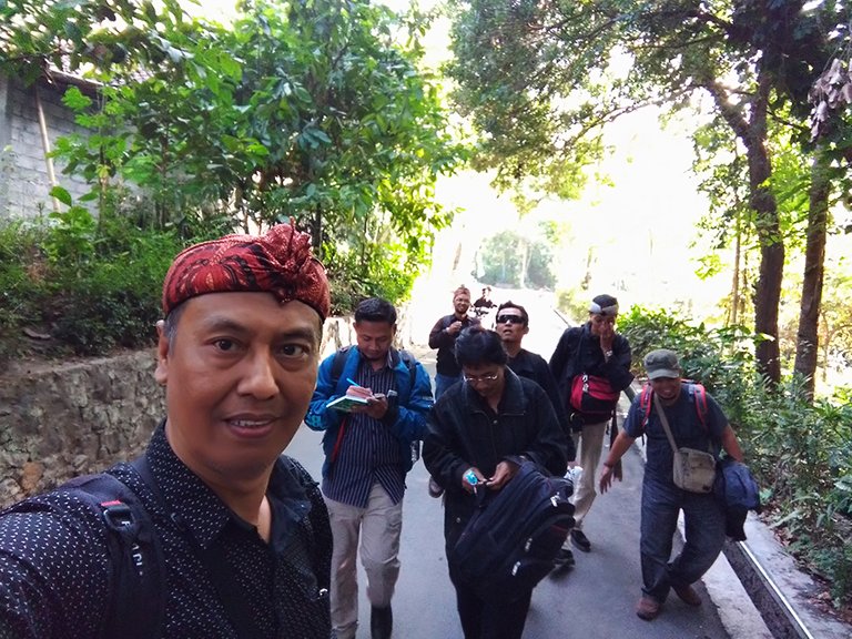 019 - Berjalan kaki menuju pendopo 1.jpg