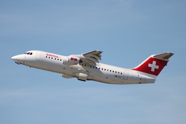 HB-IYY Swiss -BAe146.JPG