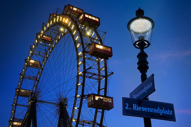 800px-Vienna_-_Riesenrad_Ferris_wheel_-_0228.jpg