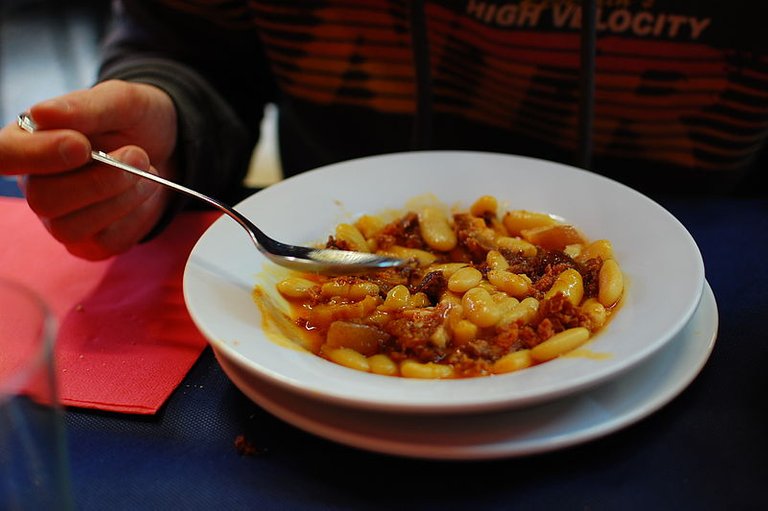 800px-Eating_fabada.jpg