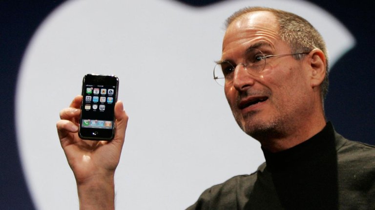 steve-jobs-iphone.jpg