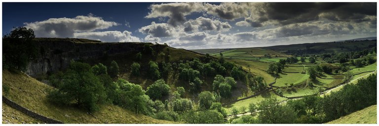 Finken - Malham Cove-pano.jpg