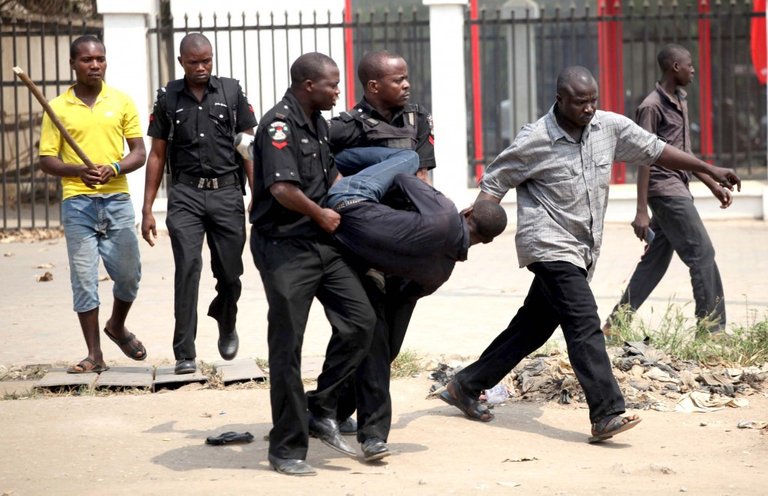 man-arrested-by-nigerian-police-for-looting-during-strike-1024x661.jpg