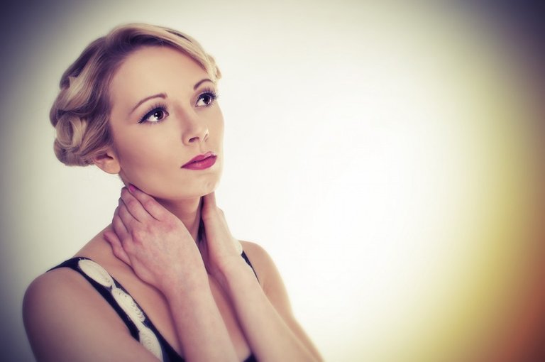 lighting_blue_white_black_flower_vintage_pose_hair-767443.jpg