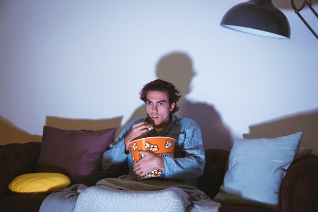 hombre-viendo-una-pelicula-y-comiendo-palomitas_23-2147718254.jpg