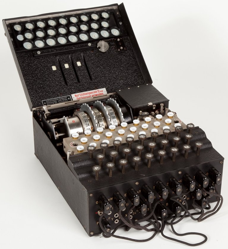 Enigma_(crittografia)_-_Museo_scienza_e_tecnologia_Milano.jpg