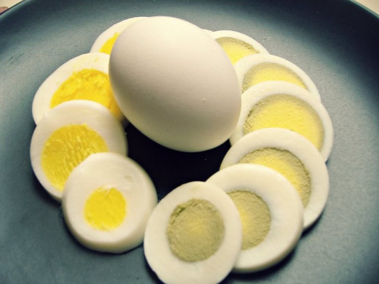 green-and-yellow-yolk-in-hard-boiled-eggs.jpg