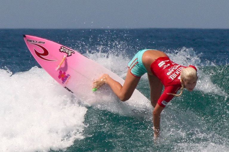 1024px-Bethany_Hamilton_20070311.jpg