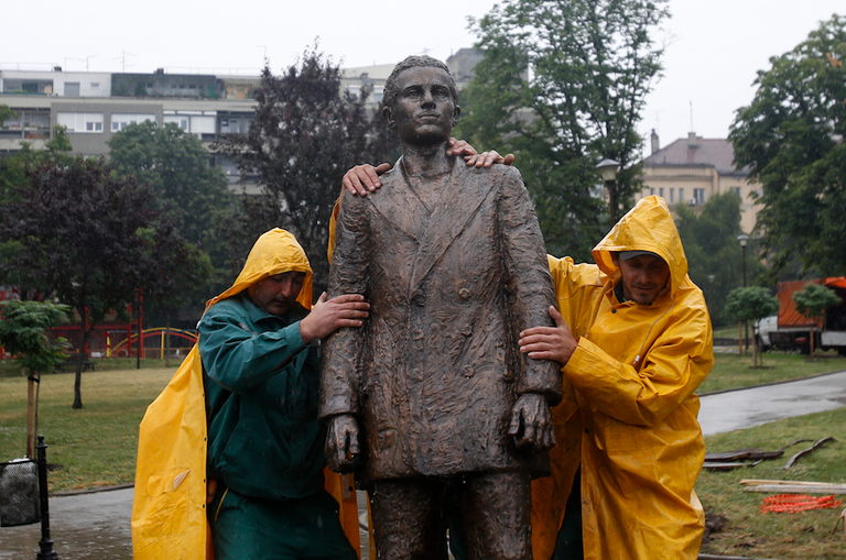 Monumento del magnicida Princip en un barrio de Sarajevo (2014).png