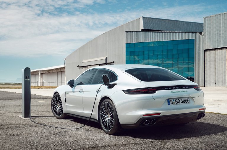 2018-Porsche-Panamera-Turbo-S-E-Hybrid-.jpg