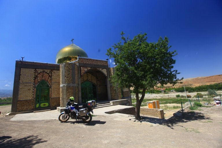 motorcycle infront of gold temple.jpg