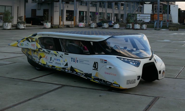 Stella_Lux,_a_solar-powered_family_car_(cropped).jpg