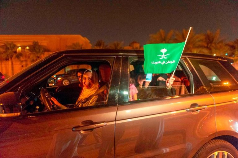 Saudi-women-driving-(7).jpg